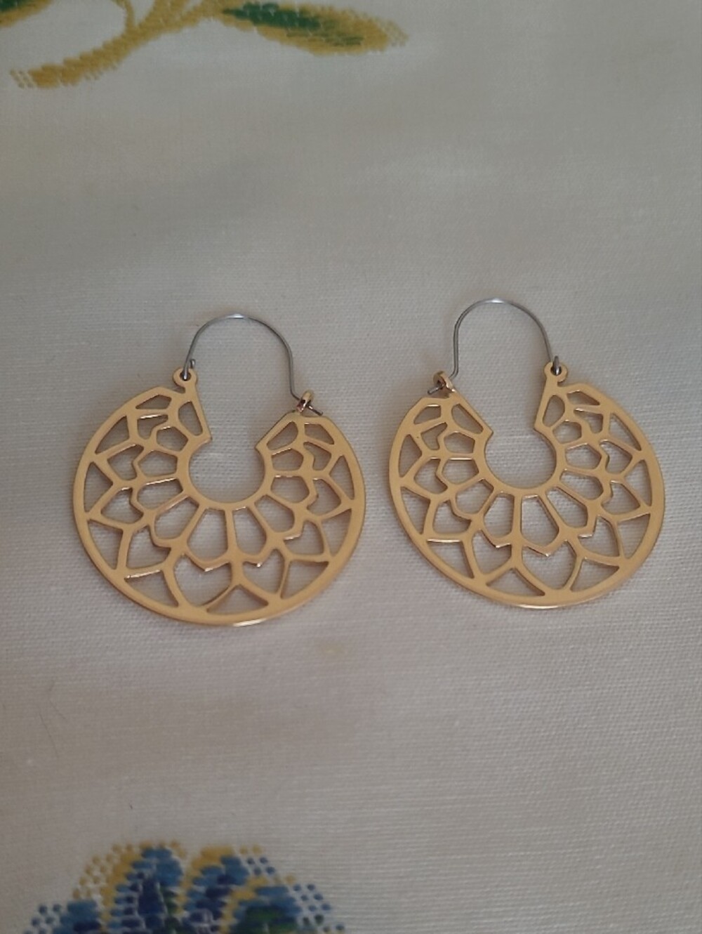 Vintage 1988 Avon Filigree Hoop Earrings
